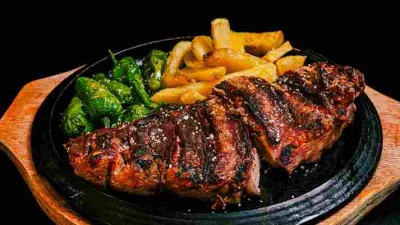 Ikan bakar teflon dengan bumbu kecap manis disajikan bersama sayuran dan kentang goreng