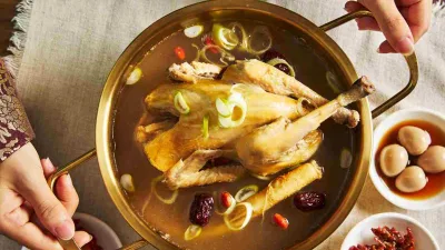 Sop ayam Klaten ala Pak Min dengan kuah bening gurih dan ayam kampung utuh disajikan hangat.