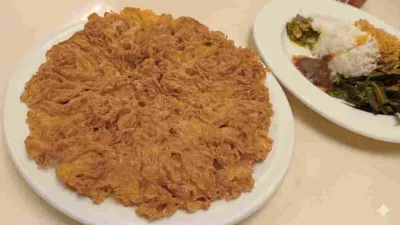 Telur barendo khas Padang yang crispy berwarna golden brown disajikan di atas piring putih