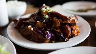 Terong balado pedas gurih disajikan di piring putih siap disantap