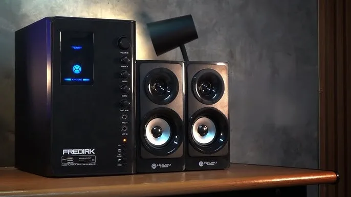 Speaker Mikuso Fedric SS45A dengan dua satelit tweeter dan subwoofer utama di atas meja kayu