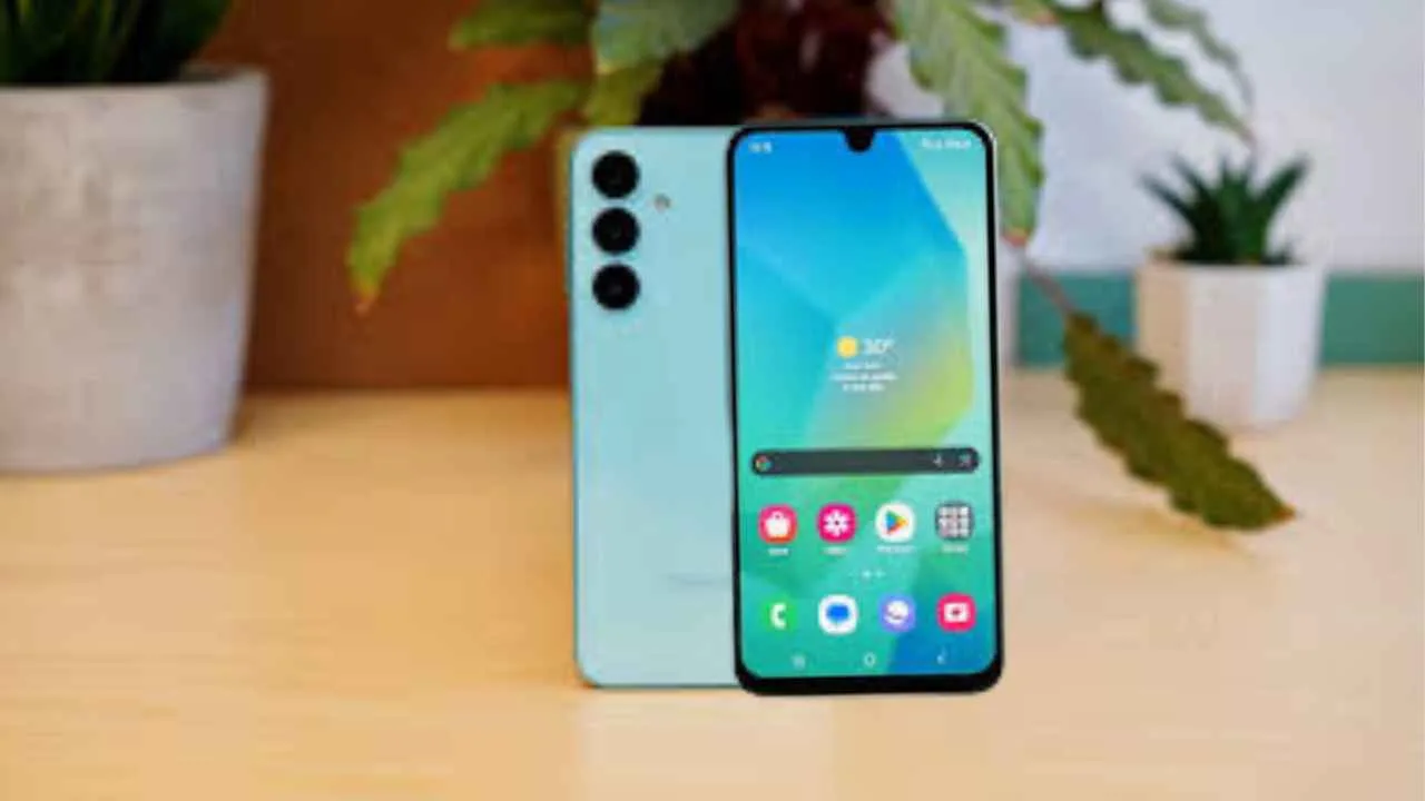 Samsung Galaxy A16 5G berwarna hijau tosca dengan layar Super AMOLED 6,7 inci ditampilkan di atas meja kayu.