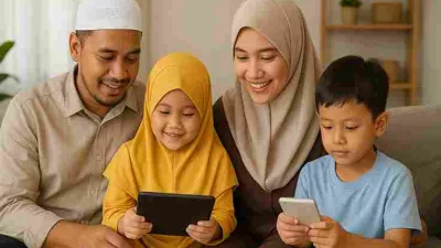 Keluarga Muslim Indonesia sedang berkumpul di ruang tamu, orang tua mendampingi anak-anak menggunakan gadget.