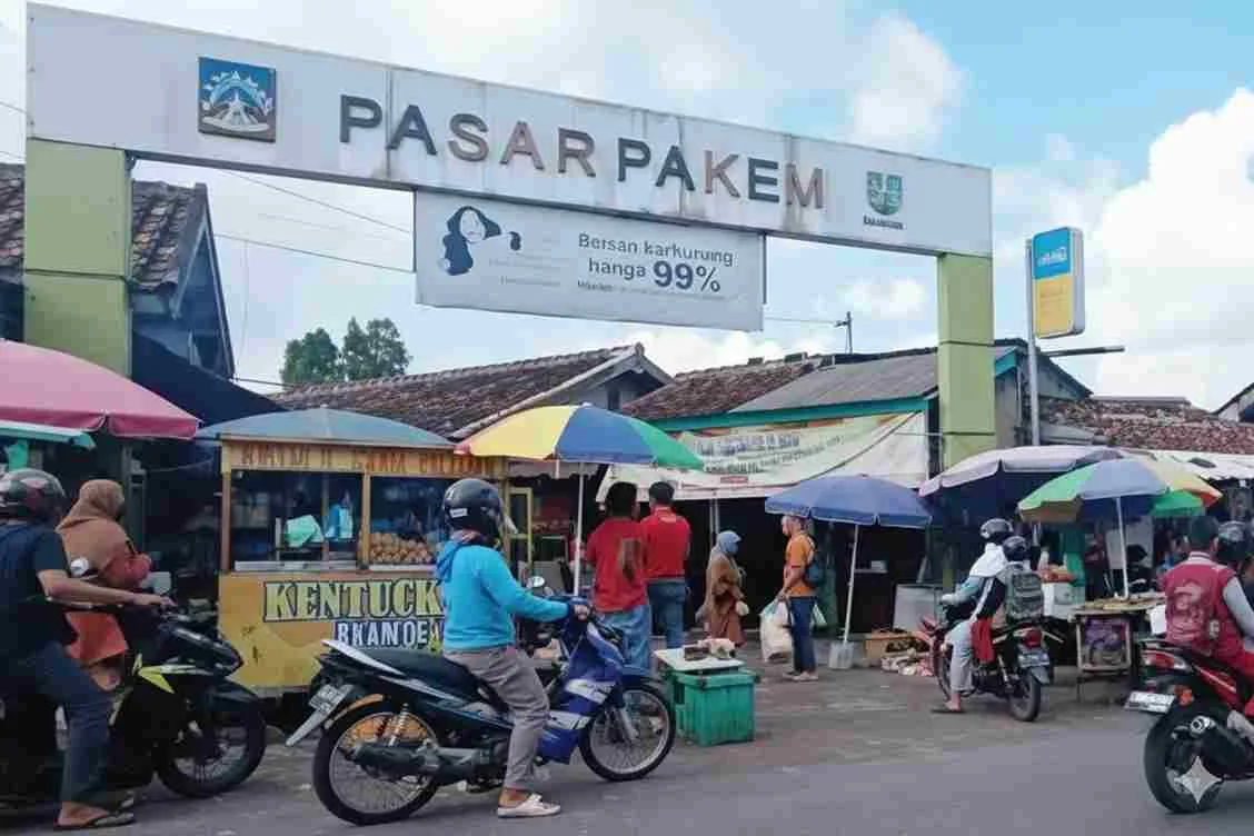 Pintu masuk Pasar Pakem Sleman sebagai pusat perdagangan kebutuhan pokok masyarakat