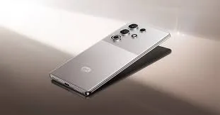 Gambar itel S25 Ultra dengan desain mewah berwarna silver dan modul kamera besar di bagian belakang.