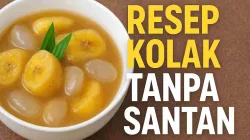 Kolak pisang tanpa santan disajikan dalam mangkuk putih dengan irisan pisang dan kolang-kaling, diberi hiasan daun pandan.