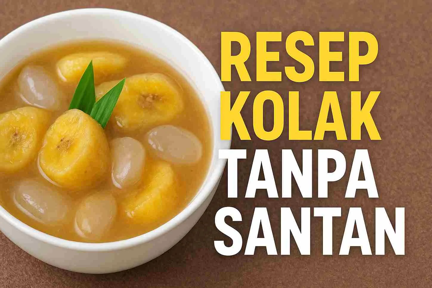 Kolak pisang tanpa santan disajikan dalam mangkuk putih dengan irisan pisang dan kolang-kaling, diberi hiasan daun pandan.