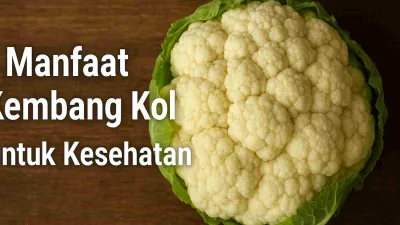 Kembang kol segar di atas meja kayu dengan tulisan “Manfaat Kembang Kol untuk Kesehatan”.