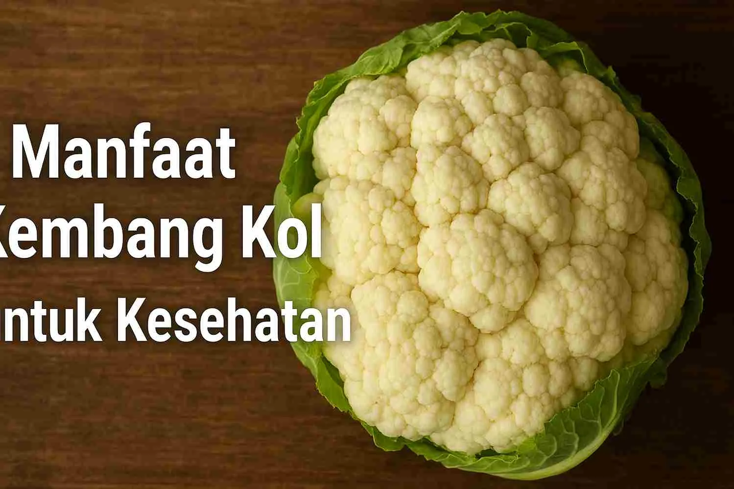 Kembang kol segar di atas meja kayu dengan tulisan “Manfaat Kembang Kol untuk Kesehatan”.