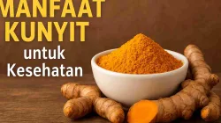 Bubuk kunyit dalam mangkuk putih dikelilingi rimpang kunyit segar di atas meja kayu dengan tulisan “Manfaat Kunyit untuk Kesehatan”.