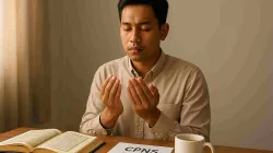 “Seorang pria muda sedang berdoa dengan khusyuk di depan meja berisi Al-Qur’an, lembar ujian CPNS, dan secangkir kopi, menggambarkan ketenangan sebelum menghadapi ujian.”