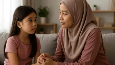 Seorang ibu berhijab dengan lembut menenangkan anak perempuannya yang tampak cemas di ruang tamu, menunjukkan kasih sayang dan empati dalam komunikasi.