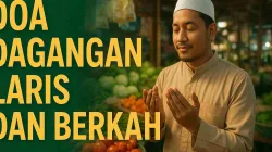 Pedagang muslim di pasar tradisional sedang berdoa di depan dagangannya dengan tulisan “Doa Dagangan Laris dan Berkah” di latar hijau.