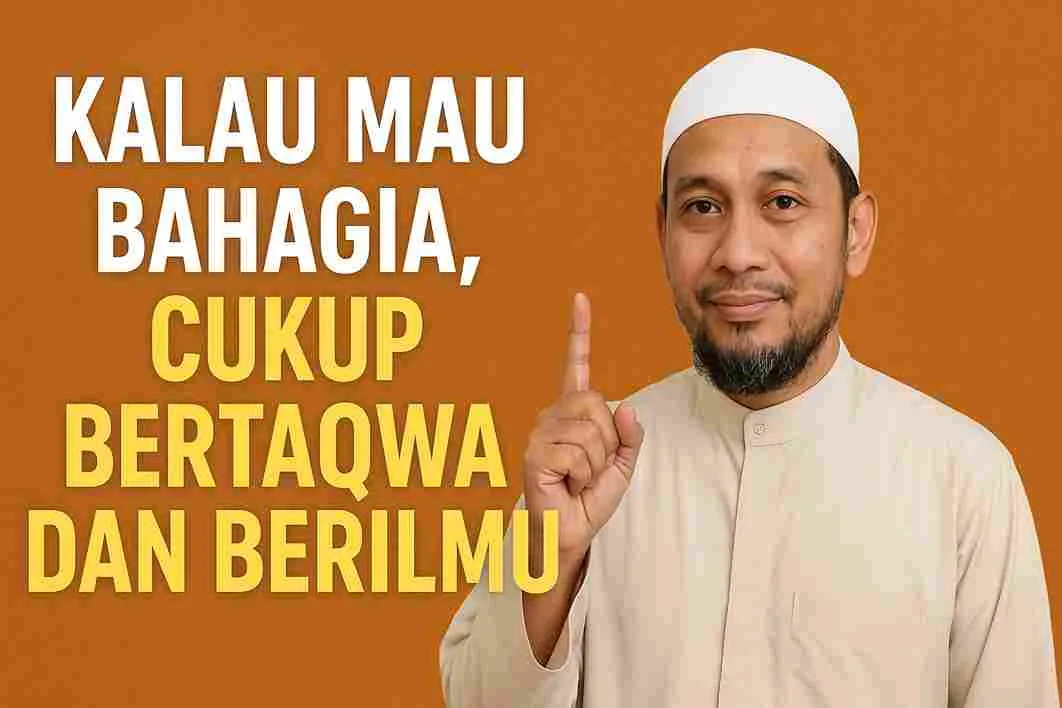 Seorang pria Muslim mengenakan pakaian putih dan kopiah, tersenyum sambil mengangkat satu jari, dengan tulisan “Kalau Mau Bahagia, Cukup Bertaqwa dan Berilmu” di latar belakang oranye.