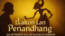 “Ilustrasi dalang dan wayang kulit dalam cahaya temaram keemasan dengan teks ‘Lelakon Lan Penandhang: Jalan Pasrah dalam Keadilan Semesta’, menggambarkan filosofi Jawa tentang pasrah dan keadilan hidup.”