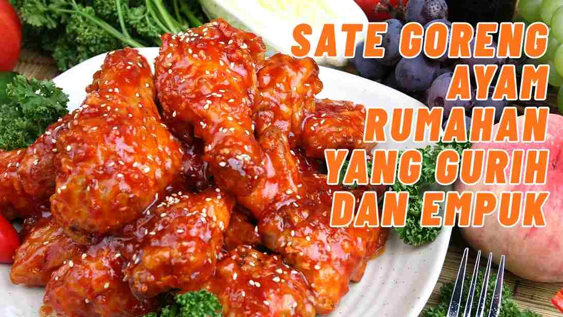 Sate goreng ayam rumahan dengan saus kecap manis dan taburan wijen di atas piring putih, tampak gurih dan menggugah selera.