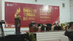 Panggung acara Hari Kebudayaan Nasional 2025 bertema Bhinneka Tunggal Ika di Taman Hasil Malioboro Yogyakarta, menampilkan dekorasi merah emas dan kursi panelis.