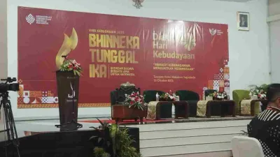 Panggung acara Hari Kebudayaan Nasional 2025 bertema Bhinneka Tunggal Ika di Taman Hasil Malioboro Yogyakarta, menampilkan dekorasi merah emas dan kursi panelis.