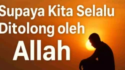 Seorang pria duduk merenung di bawah sinar matahari terbenam, menggambarkan renungan spiritual tentang selalu ditolong oleh Allah.