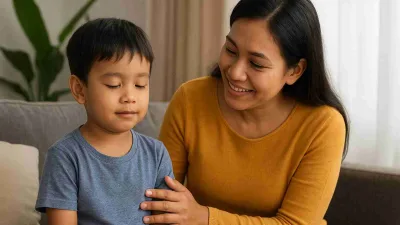 Seorang ibu Indonesia tersenyum lembut sambil menenangkan anak laki-lakinya yang berwajah tenang dan damai di ruang keluarga.