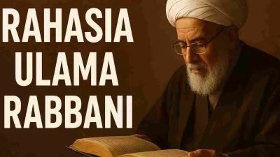 Seorang ulama tua berjanggut putih dengan sorban dan jubah cokelat sedang membaca kitab di bawah cahaya hangat, dengan tulisan “Rahasia Ulama Rabbani” di sampingnya.