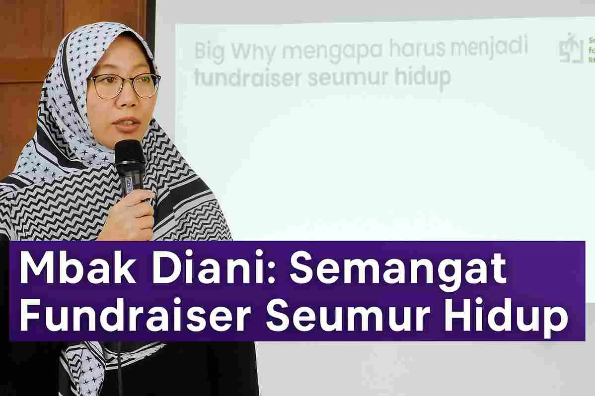 Seorang wanita berhijab sedang berbicara di depan layar presentasi dengan teks “Big Why mengapa harus menjadi fundraiser seumur hidup”, disertai tulisan besar di bawah foto bertuliskan “Mbak Diani: Semangat Fundraiser Seumur Hidup”.