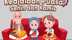 Ilustrasi tiga anak duduk di sofa merah sambil menikmati kue, menggambarkan suasana ceria dalam kisah “Keajaiban Puasa Senin dan Kamis”.