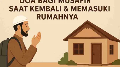Ilustrasi seorang musafir Muslim berdoa di depan rumah dengan tulisan “Doa Bagi Musafir Saat Kembali & Memasuki Rumahnya”.
