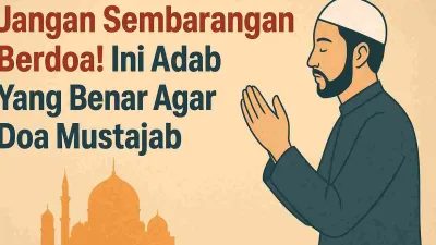 Ilustrasi seorang muslim mengenakan peci dan pakaian hijau sedang menengadahkan tangan berdoa, dengan latar masjid bernuansa oranye dan tulisan besar “Jangan Sembarangan Berdoa! Ini Adab Yang Benar Agar Doa Mustajab” pada sisi kiri gambar.