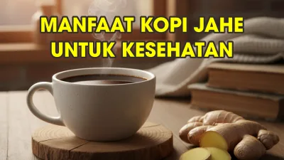 Secangkir kopi hitam dengan potongan jahe di atas meja kayu, dilengkapi tulisan “Manfaat Kopi jahe untuk Kesehatan”.