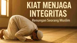 Seorang Muslim bersujud di dalam masjid, melambangkan kejujuran dan keteguhan iman dalam menjaga integritas.