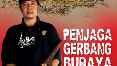 Foto seorang pria mengenakan pakaian hitam sambil memegang keris, dengan latar peta Madura dan tulisan “Penjaga Gerbang Budaya Madura”.
