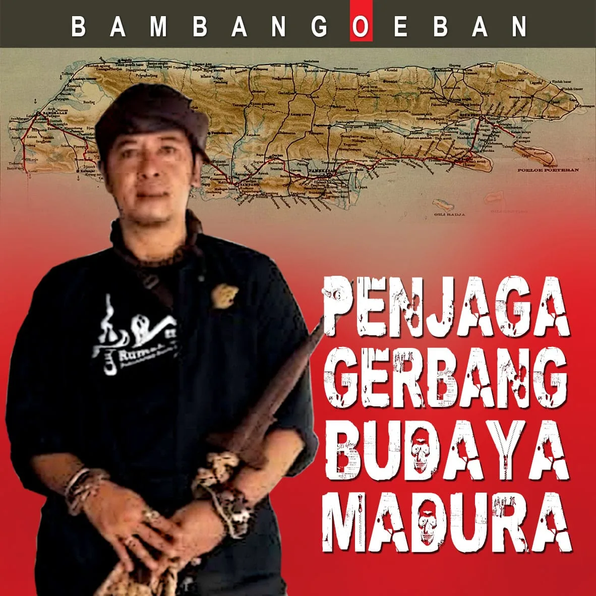 Foto seorang pria mengenakan pakaian hitam sambil memegang keris, dengan latar peta Madura dan tulisan “Penjaga Gerbang Budaya Madura”.