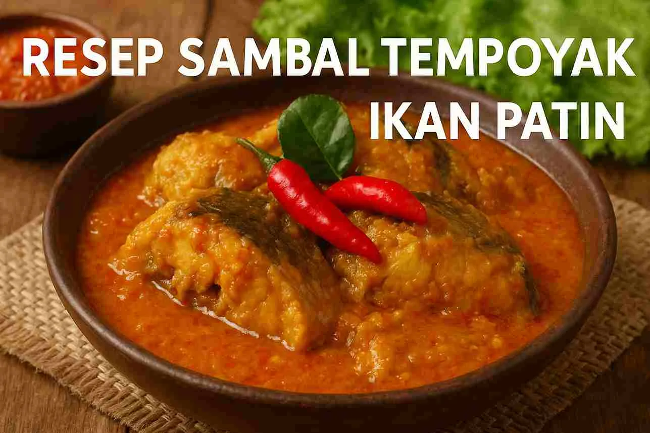 Sambal tempoyak ikan patin khas Sumatera disajikan dalam mangkuk tanah liat dengan kuah merah keemasan, dihiasi cabai merah dan daun jeruk segar.