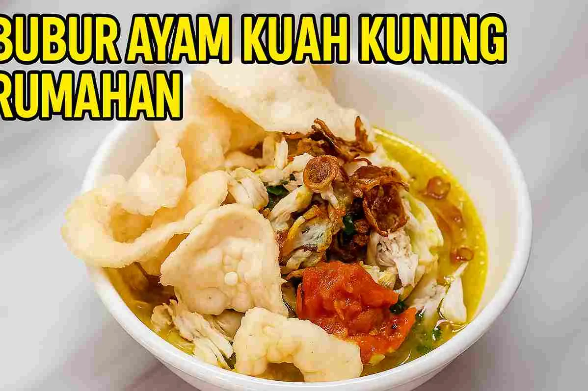 Bubur ayam kuah kuning rumahan disajikan dalam mangkuk putih dengan topping ayam suwir, sambal, bawang goreng, dan kerupuk renyah di atas meja marmer.