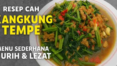 Tumis kangkung tempe pedas khas rumahan disajikan di atas piring putih dengan kuah gurih kecokelatan.