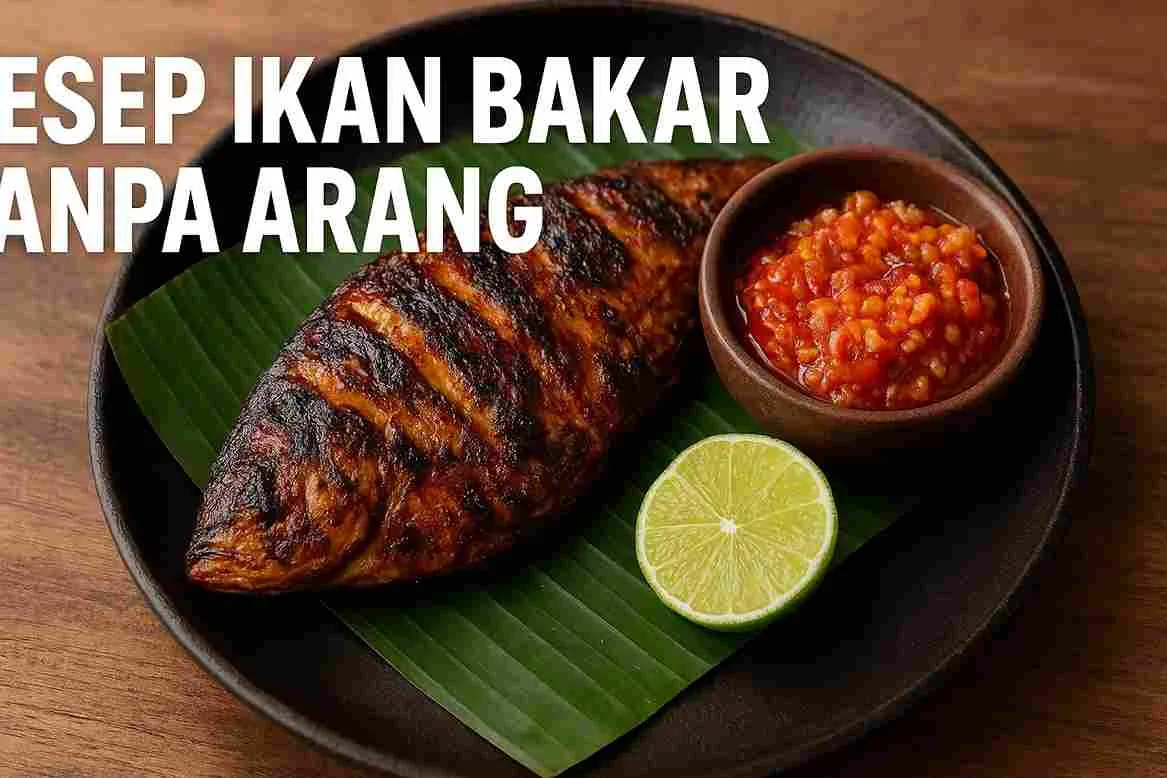 Ikan bakar tanpa arang disajikan di atas daun pisang dengan sambal kecap pedas dan irisan jeruk nipis di atas piring hitam.