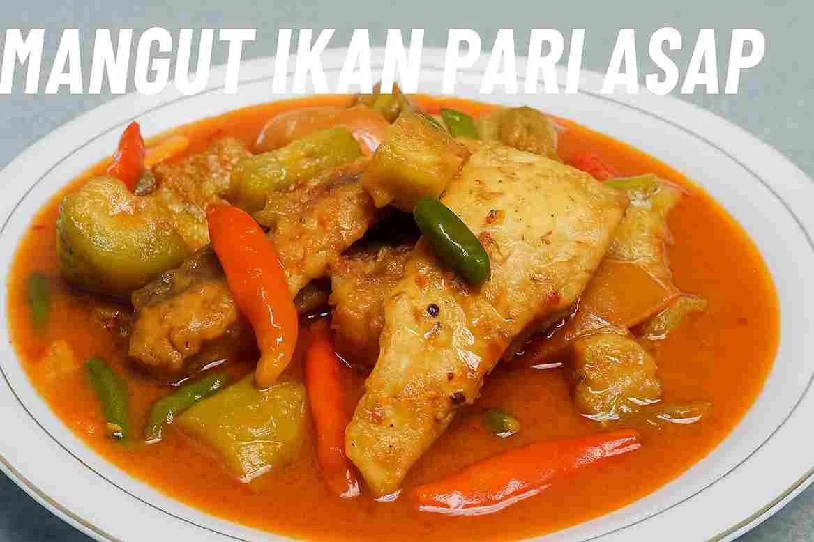 Mangut ikan pari asap dengan kuah santan pedas berwarna merah oranye, disajikan di atas piring putih bersama potongan terong dan cabai merah hijau.