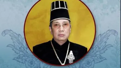 Potret resmi Sri Susuhunan Pakubuwana XIII dengan latar biru dan tulisan layu-layu duka cita dari Keraton Kasunanan Surakarta Hadiningrat.