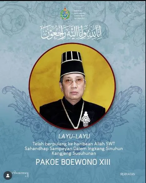 Potret resmi Sri Susuhunan Pakubuwana XIII dengan latar biru dan tulisan layu-layu duka cita dari Keraton Kasunanan Surakarta Hadiningrat.
