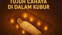 Ilustrasi seseorang berbalut kain kafan di dalam kubur yang diterangi tujuh cahaya keemasan dengan tulisan “Tujuh Cahaya di Dalam Kubur” di bagian atas.