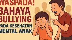 Ilustrasi seorang anak laki-laki yang menutup telinga sambil terlihat sedih karena dibully oleh temannya yang sedang berteriak dan menunjuk ke arahnya, dengan tulisan besar “Waspada! Bahaya Bullying pada Kesehatan Mental Anak”.