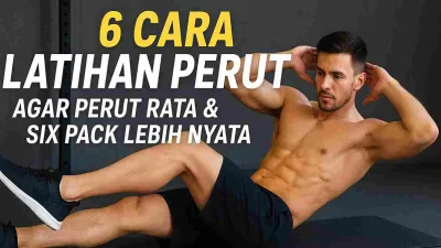 Pria sedang melakukan latihan perut bicycle crunch di gym sebagai ilustrasi artikel 6 cara latihan perut agar perut rata dan six pack.