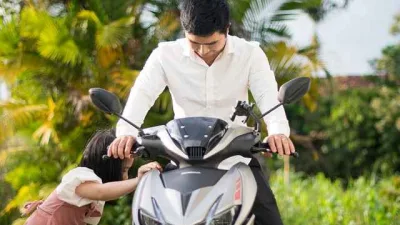 Ayah bersama anak kecil di dekat motor, menggambarkan kedekatan dan perhatian ayah terhadap tumbuh kembang anaknya.