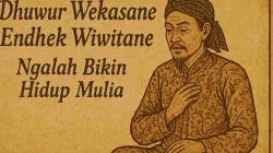 Ilustrasi filsuf Jawa tempo dulu dengan busana tradisional menggambarkan filosofi Dhuwur Wekasane Endhek Wiwitane tentang mengalah dan kemuliaan hidup.