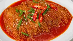 Jamur enoki saus tiram pedas dengan taburan cabai dan daun bawang