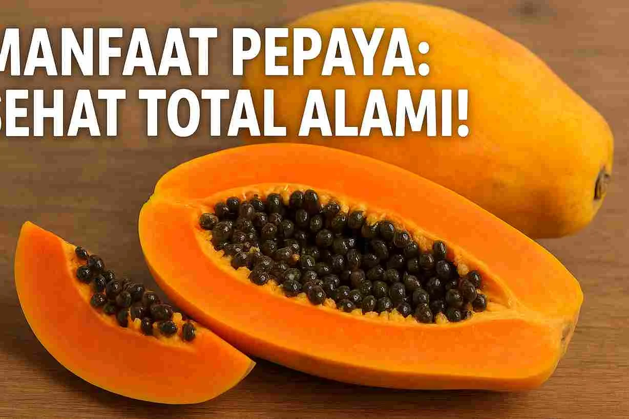 Buah pepaya matang dibelah dengan daging oranye cerah dan biji hitam segar di atas meja kayu.