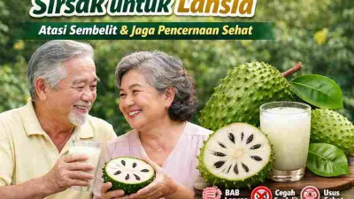 Lansia minum jus sirsak segar untuk membantu melancarkan pencernaan dan mencegah sembelit secara alami